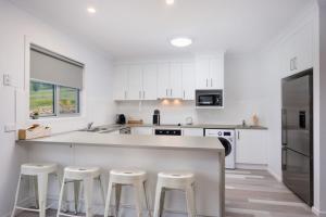 A kitchen or kitchenette at Albury Yalandra Apartment 5