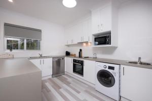 A kitchen or kitchenette at Albury Yalandra Apartment 3