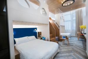 1 dormitorio con cama blanca y cabecero azul en Nathan Hotel en Hong Kong