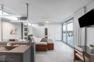 1 dormitorio con 1 cama y baño con lavamanos en White Villas Resort - 2-bedroom private villa - V6, en Grace Bay