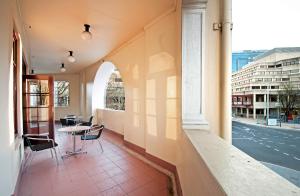 een balkon met een tafel en stoelen in een gebouw bij Quest Canberra in Canberra