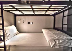 The Blocks Hostel Sukhumvit 10客房内的一张或多张床位