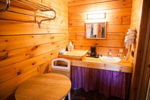 un bagno con lavandino e servizi igienici in una cabina di Bryce Gateway inn Cabins a Panguitch