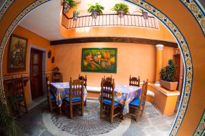 a dining room with a table and chairs at Hotel posada casa regia in Xalapa