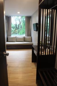 TV a/nebo společenská místnost v ubytování YWCA Hotel Bangkok