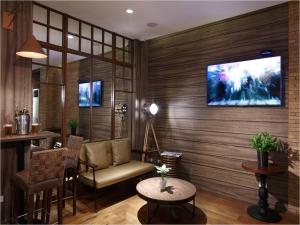 TV a/nebo společenská místnost v ubytování Manila Lotus Hotel