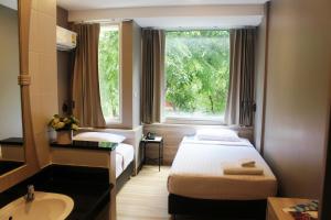 Postel nebo postele na pokoji v ubytování YWCA Hotel Bangkok