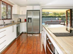 A kitchen or kitchenette at Beach House on Jones Parade, Central Coolum Beach