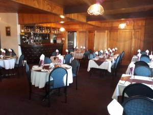 une salle à manger avec des tables et des chaises ainsi qu'un bar dans l'établissement Bordertown Motel, à Bordertown