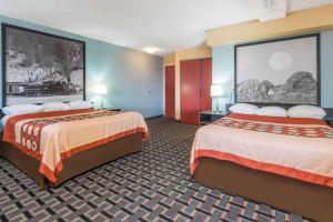 En eller flere senger på et rom på Super 8 by Wyndham Henderson North East Denver