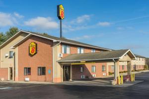 un grande edificio in mattoni con un ristorante fast food di Super 8 by Wyndham Munfordville KY a Munfordville