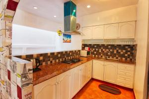 Kuchyň nebo kuchyňský kout v ubytování Grande Adam Private Pool Villa