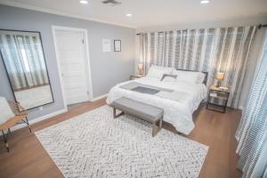 Ένα ή περισσότερα κρεβάτια σε δωμάτιο στο Enchanting Sherman Oaks Home With Pool permit #HSR two one zero zero 2605 +21 φωτογραφίες