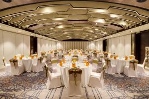 科钦Novotel Kochi Infopark的宴会厅配有白色的桌椅 更多37张照片