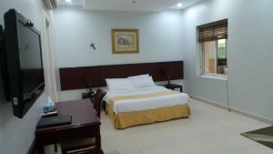 A bed or beds in a room at Al Dar Inn Hotel Apartment