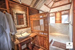 een badkamer met een wastafel en een douche bij Apalagi Villas in Gili Air