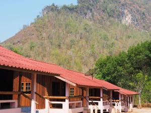 三克拉布里的住宿－康卡多度假旅館，山前有红色屋顶的建筑