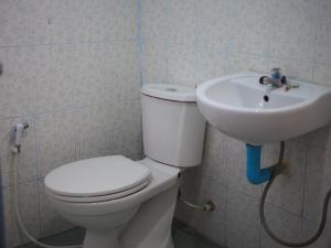 三克拉布里的住宿－康卡多度假旅館，一间带卫生间和水槽的浴室