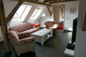 Ferienhof Radlerslust في Großkoschen: غرفة معيشة مع كرسيين وطاولة قهوة