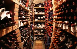 une chambre remplie de nombreuses bouteilles de vin dans l'établissement Il Sole Di Ranco, à Ranco