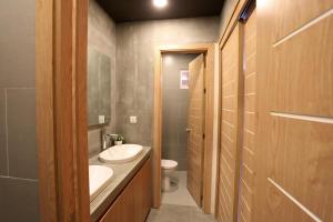 Koupelna v ubytování RS II Guesthouse + 37 fotografií