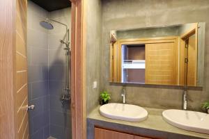 un bagno con due lavandini e uno specchio di RS II Guesthouse a Phnom Penh