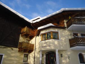 ein Gebäude mit Balkon auf der Seite in der Unterkunft Warmingerhof in Hochfilzen