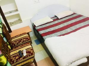 ein Schlafzimmer mit zwei Betten und einem Tisch und einem Stuhl in der Unterkunft Hotel Heritage Sanyam in Nahan