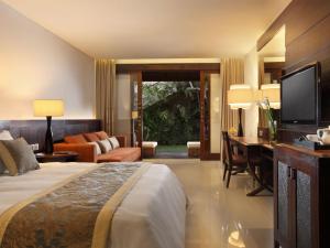 Puri Santrian Beach Resort And Spa客房内的一张或多张床位