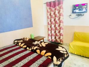 Zimmer mit einem Bett, einem Tisch und Vorhängen in der Unterkunft Hotel Heritage Sanyam in Nahan