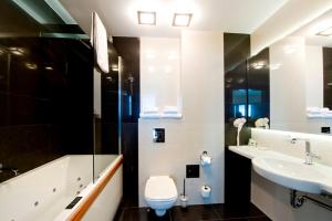 Vannituba majutusasutuses Hotel Symfonia Osjaków