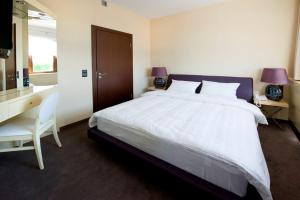 Voodi või voodid majutusasutuse Hotel Symfonia Osjaków toas