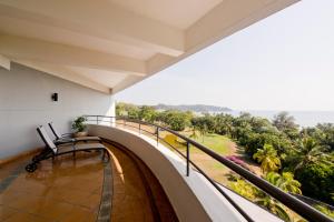un balcone con vista sull'oceano di Thistle Port Dickson Resort a Port Dickson