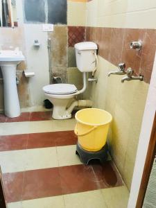 ein Badezimmer mit Toilette und Waschbecken in der Unterkunft Hotel Heritage Sanyam in Nahan + 55 Fotos