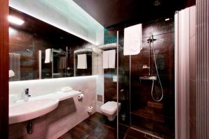 Vannituba majutusasutuses Hotel Symfonia Osjaków