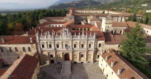 widok z góry na budynek w mieście w obiekcie B&B San Paolo w mieście Campagna