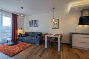 salon z kanapą i stołem w obiekcie Apartamenty Starówka - Melody w Szczecinie