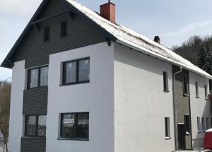アイゼナハにあるÜber den Dächern von Eisenachの黒屋根・窓のある白い家