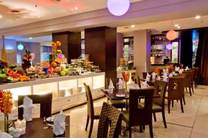 un restaurante con mesas y sillas y un buffet en Thistle Port Dickson Resort, en Port Dickson