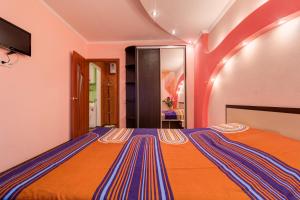 ein Schlafzimmer mit einem großen Bett in einem Zimmer in der Unterkunft Apartment on Riverfront of Dnepr in Dnipro
