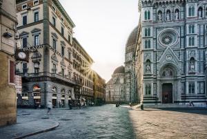 una calle de la ciudad con edificios y una catedral en Palazzo Gamba Apartments al Duomo, en Florencia