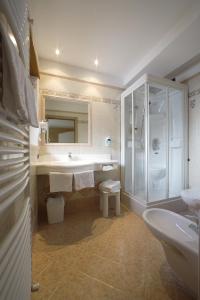 Koupelna v ubytování Hotel Alpi + 37 fotografií
