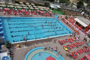 Πισίνα στο ή κοντά στο Hotel Lara