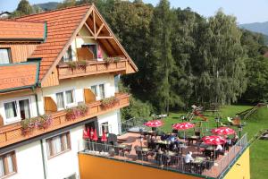 Nespecifikovaný výhled na hory nebo výhled na hory při pohledu z hotelu