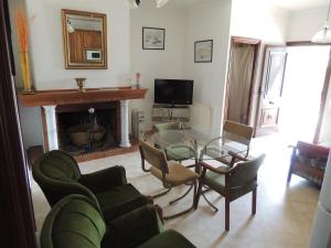 Una sala de estar con mesa y sillas y una chimenea. en Casas del Madroño, en Cazalla de la Sierra