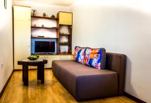 a living room with a couch and a television at Apartman Đina in Risika