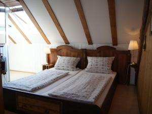 two twin beds in a room with two lamps at Gasthaus Alte Brauerei in Ettenheim