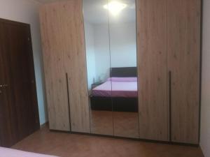 um quarto com 2 armários de madeira e uma cama em Casale di Burano em Onano