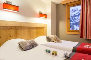 a bedroom with two beds with toy cars on them at Résidence Pierre & Vacances Premium les Crets in Les Allues