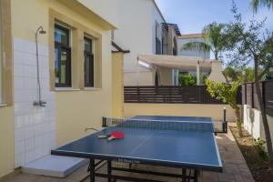 Stolní tenis v ubytování Villa Mylos 8 nebo okolí